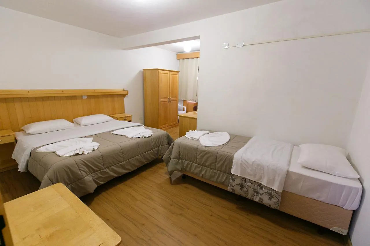 Hotel 13 Linden Treze Tílias